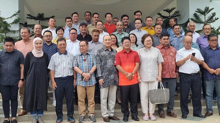 Hajiji (lima dari kiri) bergambar bersama ADUN Pakatan Harapan di Sri Gaya pada Januari 2023. - Foto Bernama
