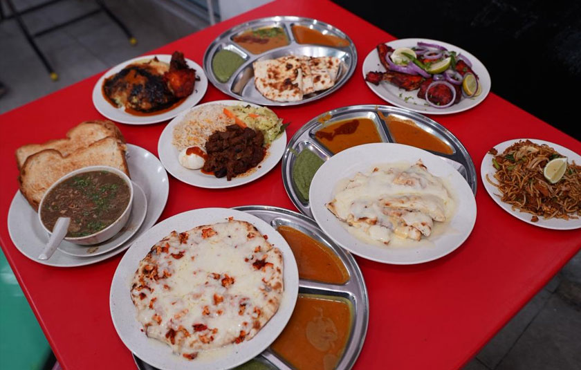 Antara menu makanan kegemaran ramai di Restoran Padang Pasir ialah "Teh Ais Kaw" dan "Naan Cheese Meleleh". - Foto Astro AWANI