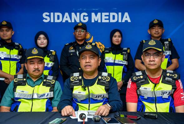 Anggota JPJ mula guna alat perakam badan