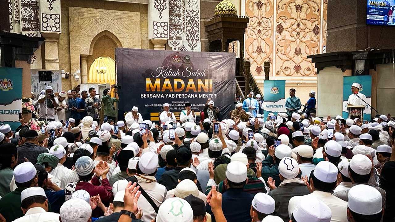 PM Anwar serah Mushaf Tarim kepada tokoh ulama dunia, Al-Habib Umar