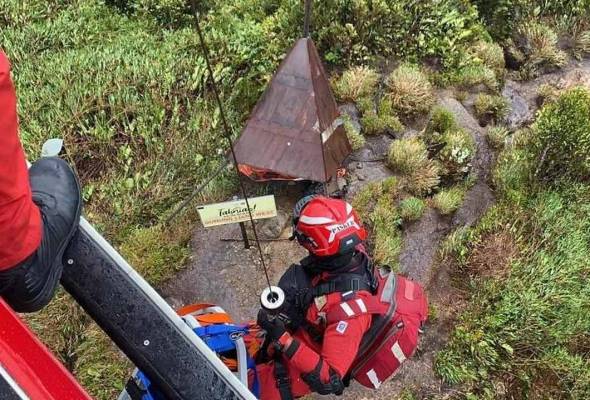 Jenazah Mustaqqeem selamat dibawa turun dari puncak Gunung Liang petang ini