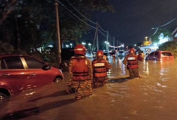 Kereta terperangkap dalam banjir kilat di Meru Raya