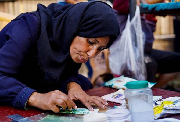 As the guns fall silent, Gazans find newly-reopened banks have no cash