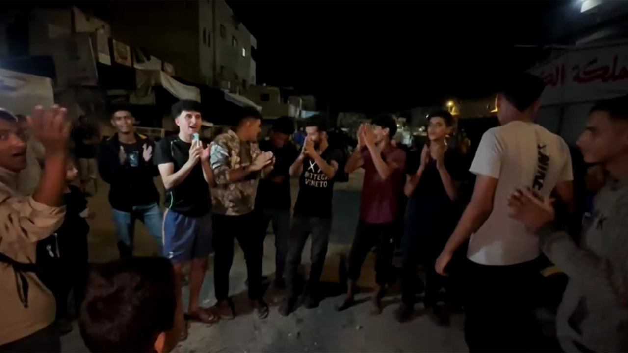 Rakyat Palestin raikan perjanjian Gaza di jalanan Khan Younis