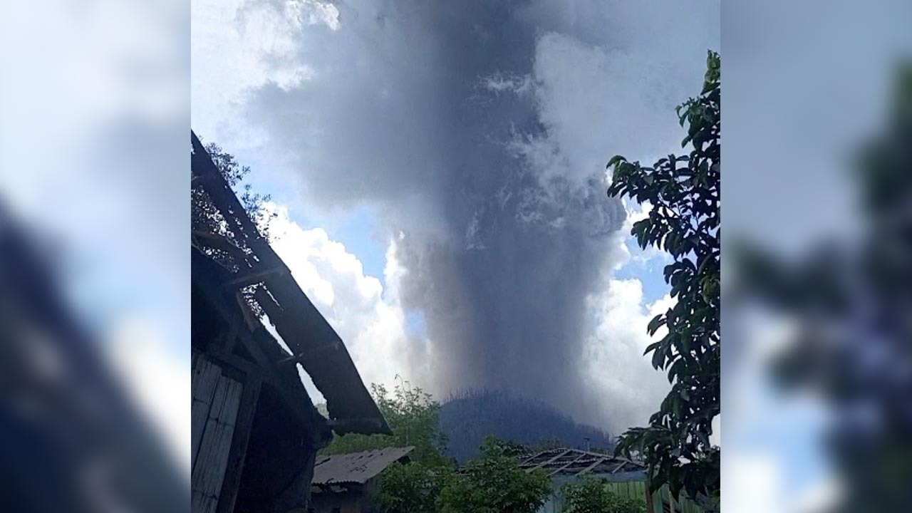 Gunung Lewotobi di Indonesia meletus, muntahkan abu setinggi 8km