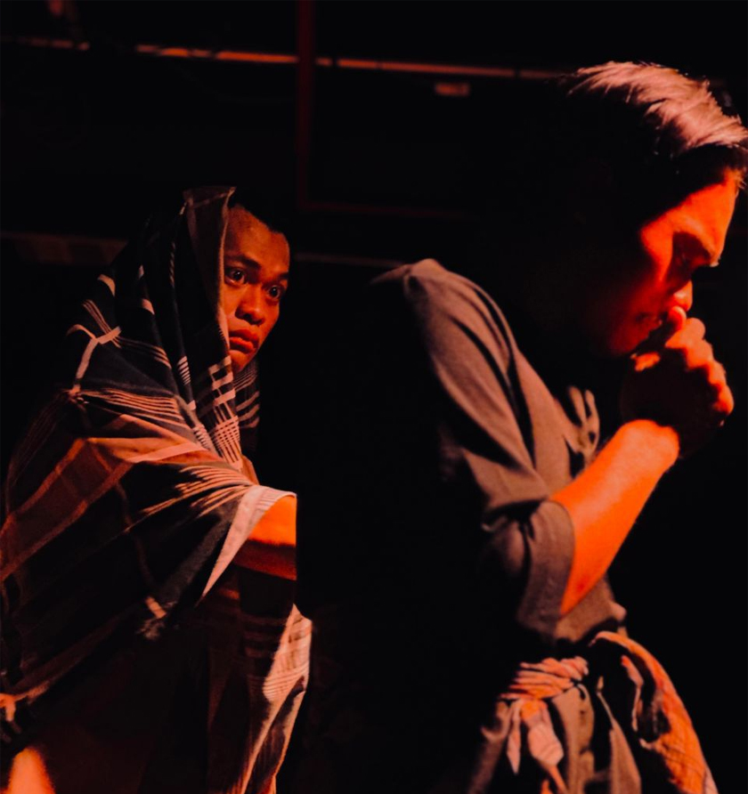 Bilik: Ahmad; Berdaki menunjukkan kehidupan dan masyarakat sering berfungsi seperti pentas, di mana setiap individu memainkan peranan berdasarkan “skrip batin” mereka sendiri.