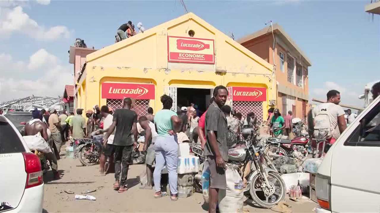 Ribut Melissa: Orang ramai berkumpul di luar pasar raya, bekalan api semakin terhad<