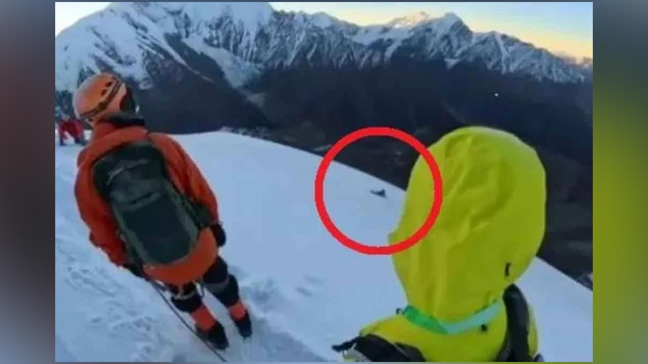 Pendaki maut ketika cuba rakam 'selfie' di puncak gunung bersalji