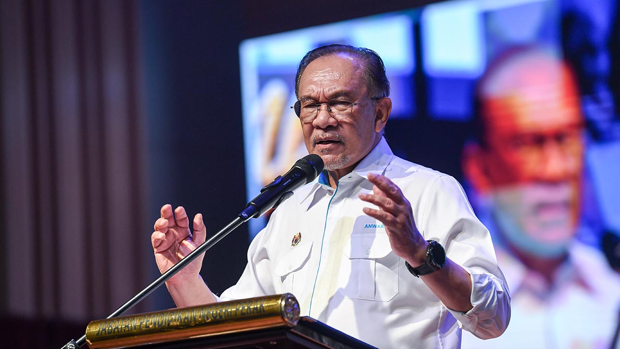 Kerajaan sentiasa utamakan peluang pendidikan untuk rakyat - Anwar