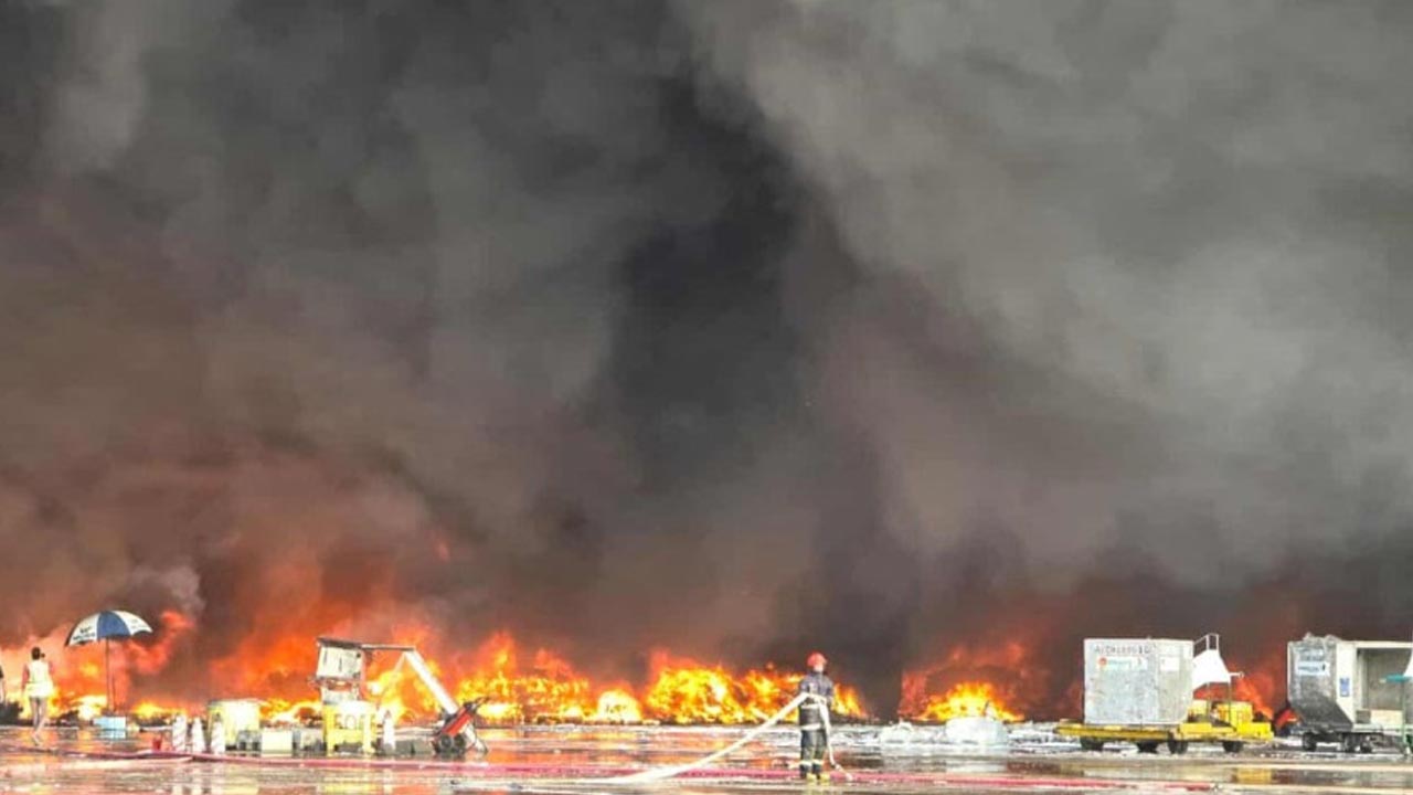 Kebakaran besar di lapangan terbang utama Bangladesh, operasi penerbangan digantung