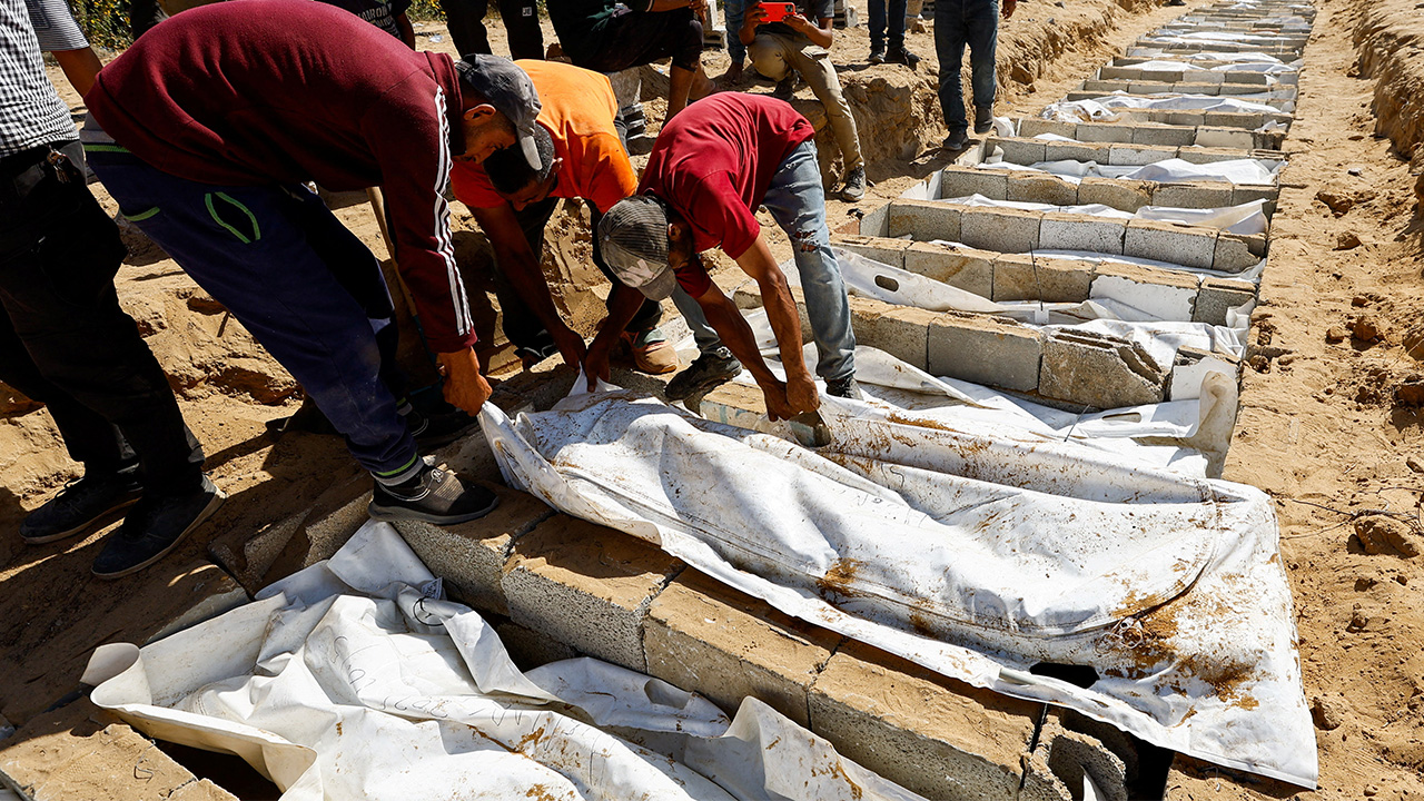 Palestin adakan pengebumian besar-besaran untuk 54 tahanan tidak dikenali