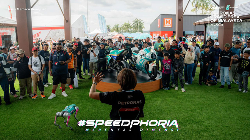Orang ramai membanjiri PETRONAS Oasis untuk menyaksikan persembahan dan pameran motosikal PETRONAS Sprinta Racing serta demonstrasi interaktif yang menggabungkan teknologi dan inovasi Malaysia. - Foto PETRONAS