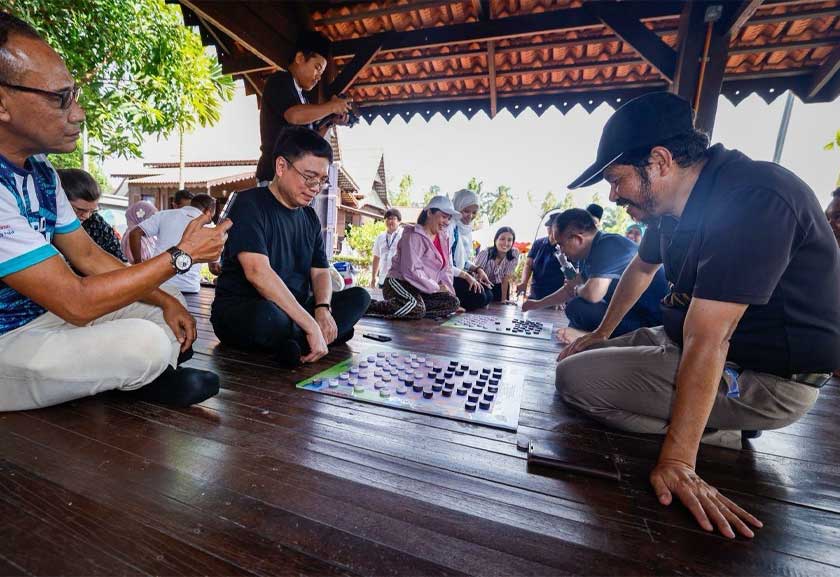 Mohd Uzir menyantuni delegasi ASEAN dengan bermain permainan tradisional pada Program Sosial dan Rekreasi Korporat sempena Sesi ke-15 Jawatankuasa Sistem Statistik Komuniti ASEAN (ACSS15) di Perkampungan Hang Tuah, Duyong. - Foto Astro AWANI