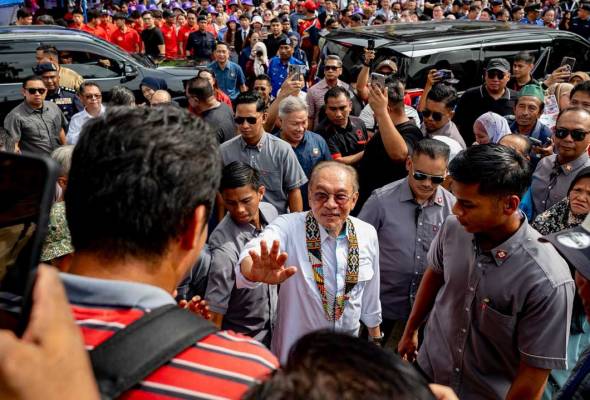 PM Anwar lakukan walkabout, bersarapan bersama komuniti di Gaya Street
