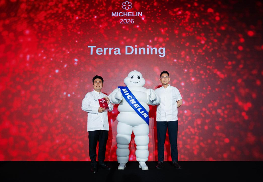 Chef Chong (kiri), bergambar selepas restoran itu dianugerahkan One MICHELIN Star di bawah edisi MICHELIN Guide Kuala Lumpur & Penang 2026. - Gambar Michelin