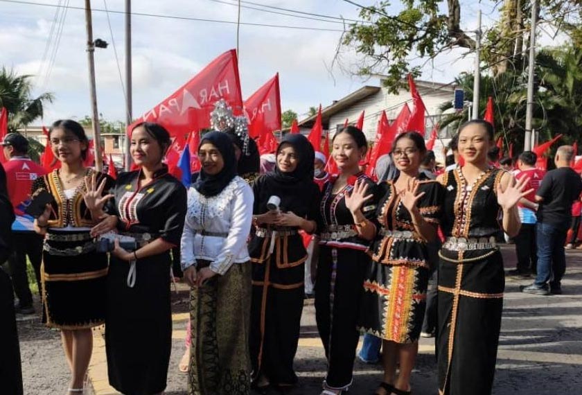 Gelagat penyokong di PPC SRJK(C) Yuk Cin, Tawau, yang turut mengenakan pakaian tradisional ketika hadir bagi proses penamaan calon PRN Sabah. --fotoBERNAMA