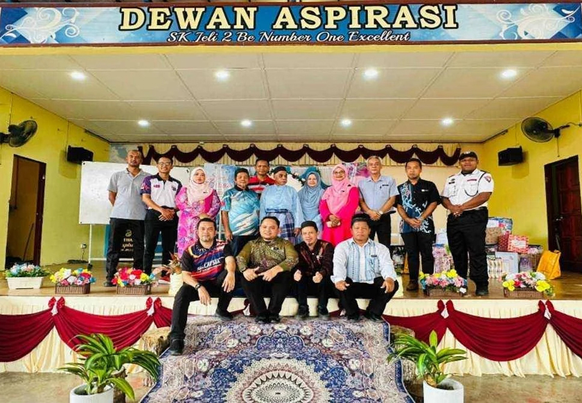 Menurut Wahab, sebagai pengawal keselamatan yang telah berkhidmat selama 12 tahun di sekolah tersebut, hari persaraanya itu cukup indah. - Foto Sinar Harian