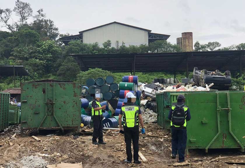 Pegawai JAS menjalankan pemeriksaan di tapak pelupusan sampah.