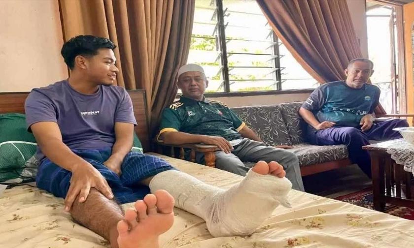 Ridzuan (tengah) menziarahi Muhammad Irfan di kediamannya di Kampung Tanjung Sabtu. - Foto Facebook Ridzuan Hashim.