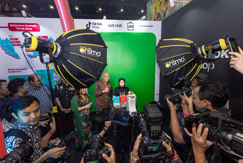 Armizan ketika bersama salah seorang peniaga barangan online menerusi platform TikTok Shop. - Foto TikTok Malaysia