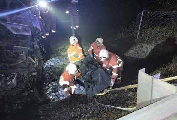 Warga emas rentung, lori terbabas sebelum terbakar di Lebuhraya Utara Selatan