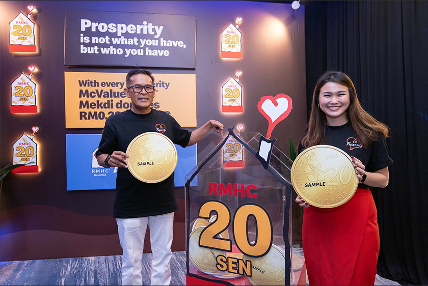 Datuk Azmir Jaafar dan Ketua Pegawai Pemasaran McDonald's Malaysia, Chin Mei Lee di Majlis Pelancaran Prosperity Burger di Menara Kuala Lumpur, pada Isnin. - Foto McDonald’s Malaysia