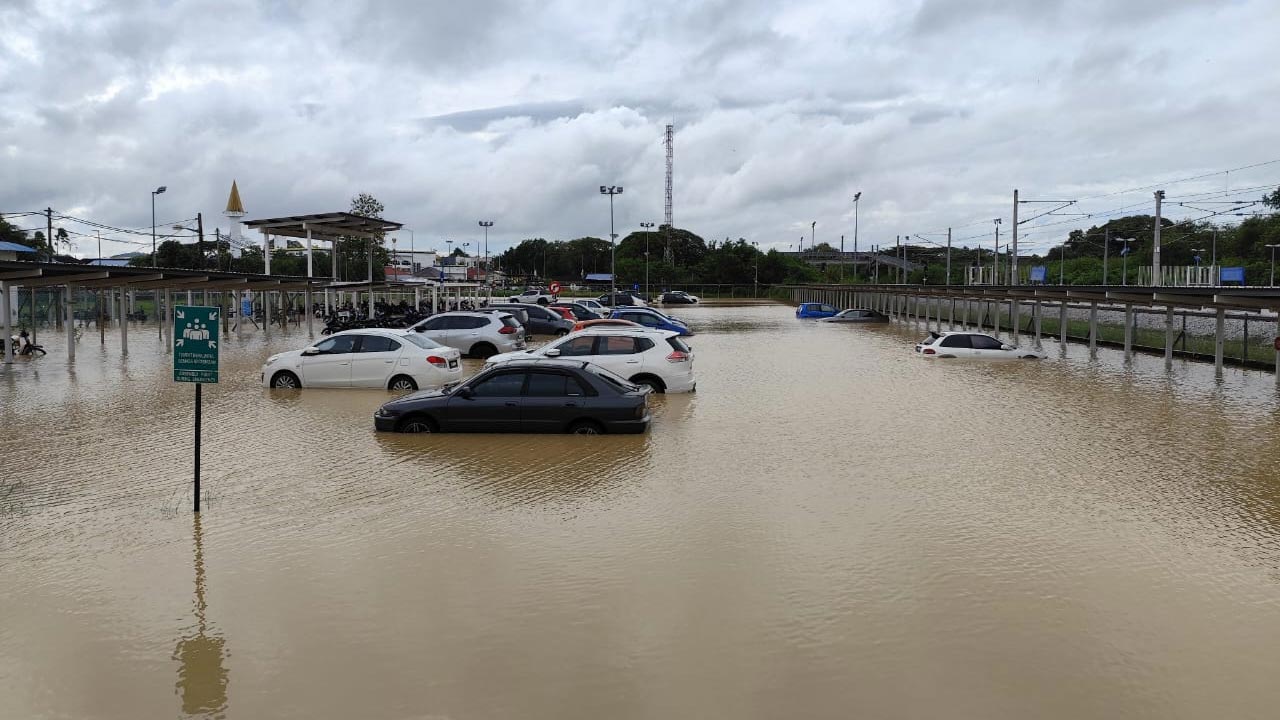 [TERKINI] Laluan ke Stesen KTMB Arau tidak boleh diakses akibat banjir