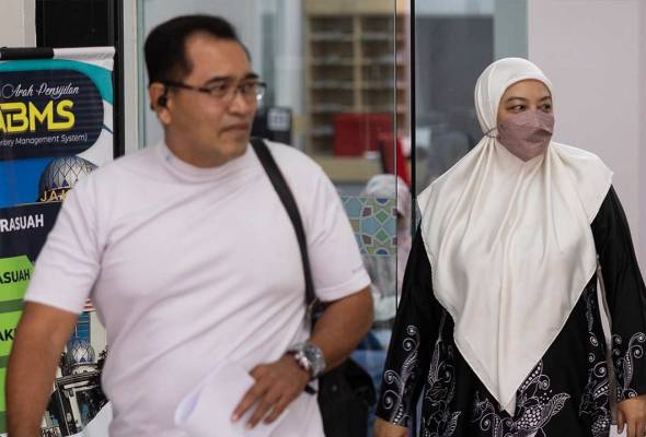 Kaunselor eHati menangis di mahkamah, mengaku malu dedah anggota badan