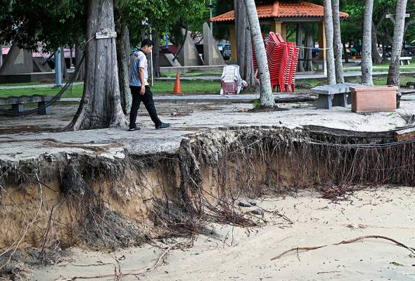 Hakisan di pantai Teluk Batik akibat ombak besar, aktiviti riadah dilarang