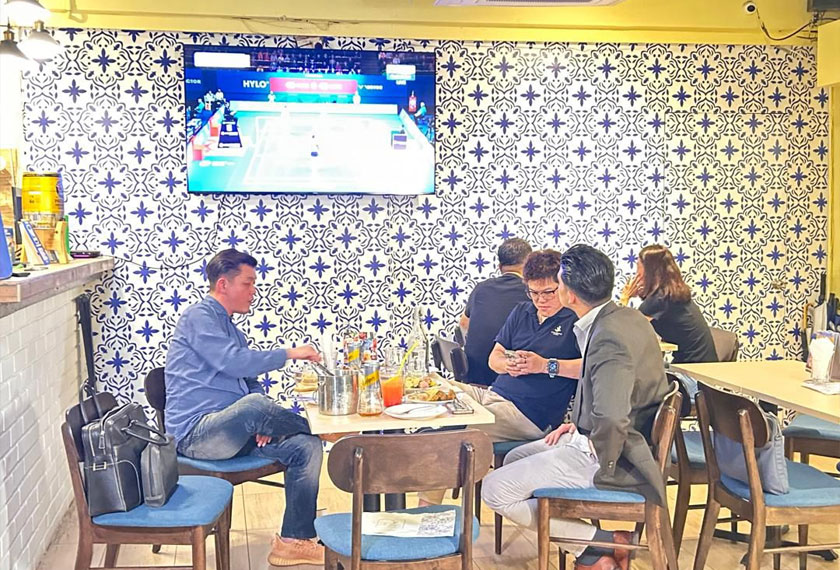 Pelanggan menikmati hidangan sambil menonton siaran sukan di dalam restoran yang berkonsepkan santai moden. - Foto Astro Biz