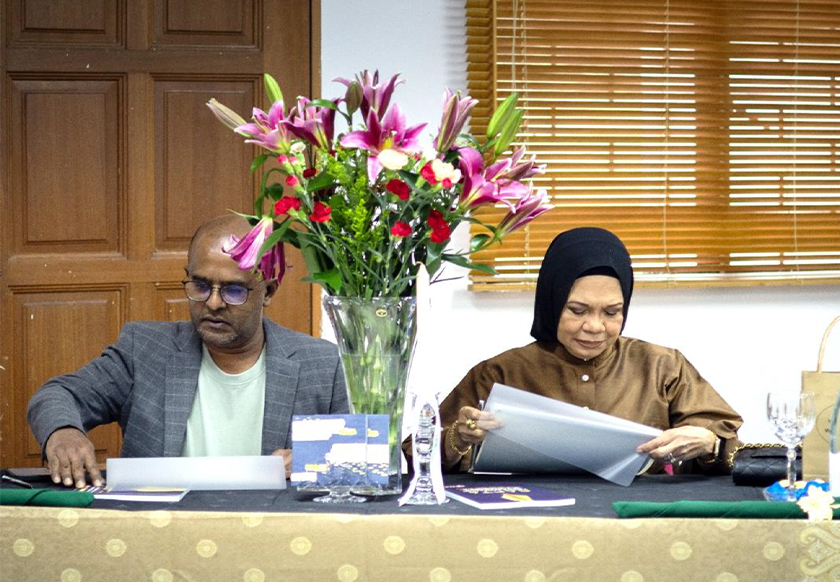 Salamiah Hassan (kanan) bersama Saharudin Musthafa mengadili pertandingan pembaca berita dalam slot Anchor Idol.