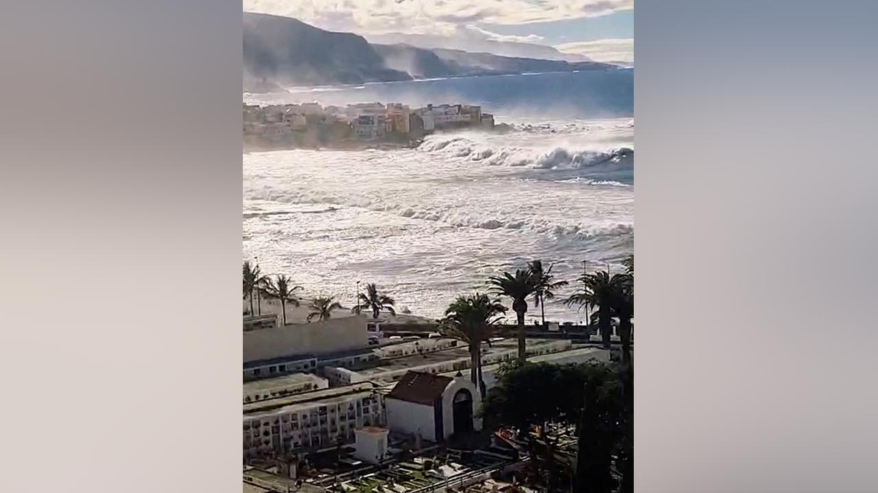 Tiga maut, 15 cedera akibat gelombang pasang di Tenerife