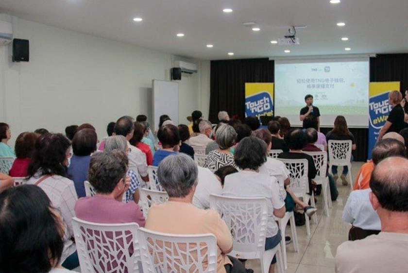 Peserta warga emas menyertai sesi literasi kewangan digital “Let’s Duit” anjuran TNG Digital, bertujuan meningkatkan kefahaman serta keyakinan mereka dalam mengurus kewangan secara dalam talian. – Gambar CIMB