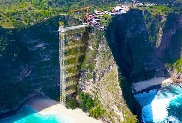Bali gantung pembinaan lif kaca 182 meter di 'Tebing T-Rex' Pantai Kelingking