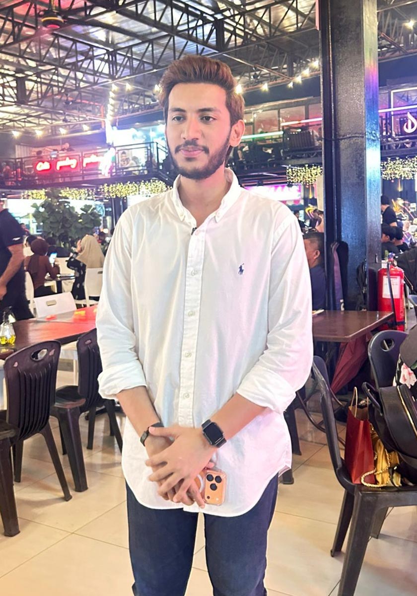 Pemilik The J Seri Alam, Muhammad Hasraf Mohamed Ali, berkongsi bagaimana siaran langsung sukan melalui Astro BizOne menarik kehadiran pengunjung. - Foto Astro AWANI