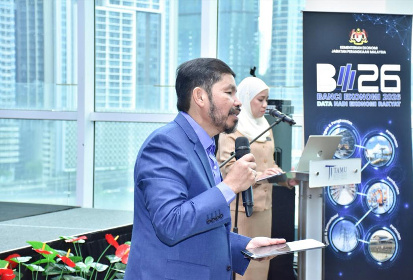 Mohd Uzir Mahidin ketika memberi pembentangan dalam sesi libat urus bersama pihak berkepentingan yang berlangsung di ibu negara pada Selasa. - Gambar DOSM