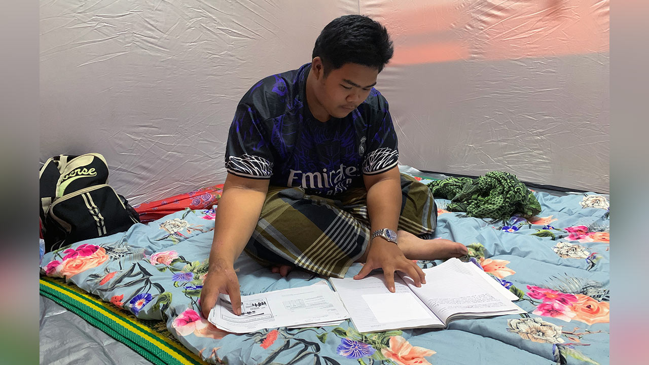 [TERKINI] Banjir: Calon SPM di PPS bertahan dengan telefon dan semangat