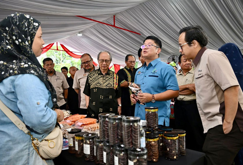 Program sehari itu turut menampilkan pelbagai aktiviti seperti sesi bicara (pocket talk), reruai jualan, dan cabutan bertuah, selain penyertaan agensi seperti TEKUN Nasional, INSKEN, Bank Rakyat dan PERNAS. - Gambar SME Corp. Malaysia