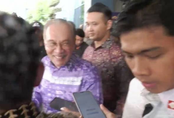 'Alhamdulillah, saya sihat' - PM Anwar tarik perhatian media dengan aksi spontan