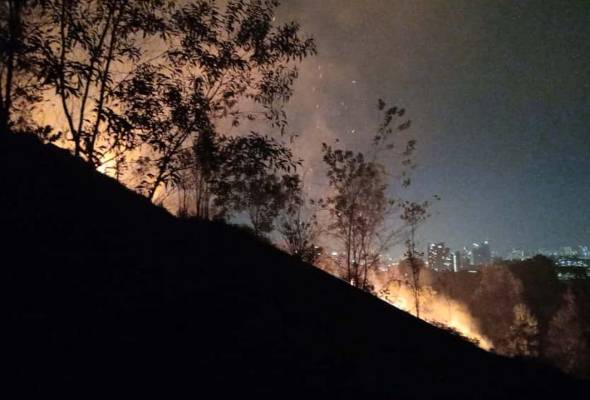 Kebakaran Balakong: Bomba kawal kebakaran seluas tiga ekar di bukit berhampiran Taman Seri Timah