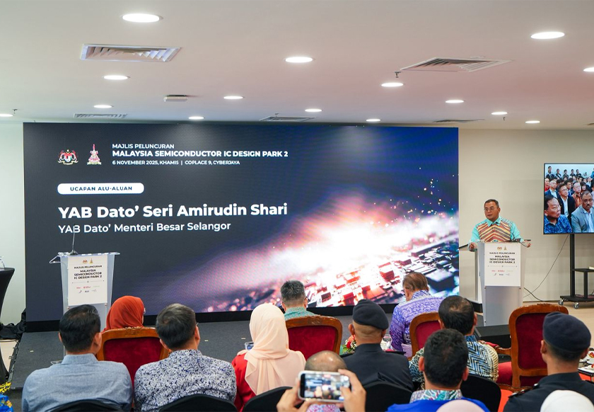 Amirudin Shari ketika memberi ucapan menekankan momen bersejarah ini sebagai langkah penting dalam dunia semoikonduktor negara yang berkembang pesat. - Foto Sidec