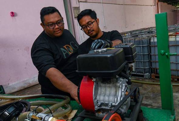 Dua anak tempatan cipta bahan api kapal terbang guna minyak masak terpakai