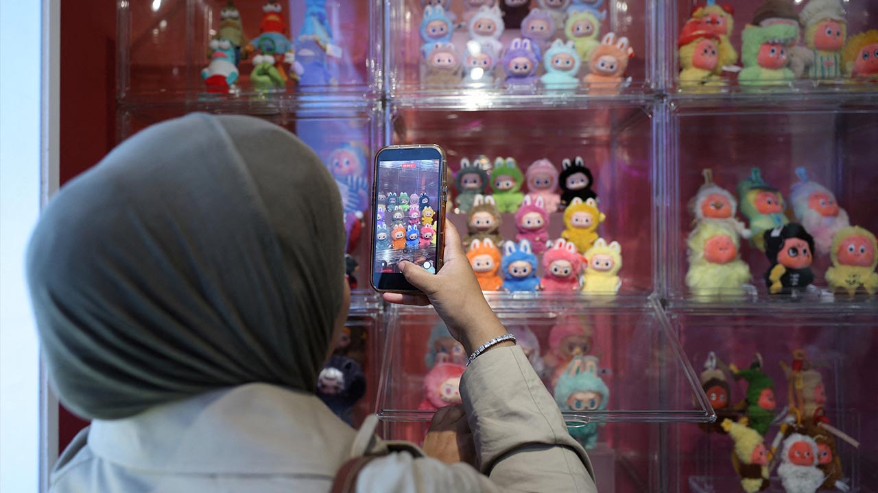 Demam Labubu melanda London sempena Hari Bujang, AliExpress anjur siaran langsung beli-belah