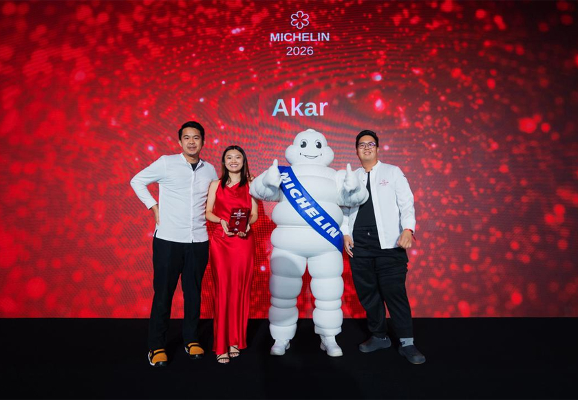 Chef Aidan Low (kiri), bersama wakil restorannya selepas menerima One MICHELIN Star pada majlis MICHELIN Guide Kuala Lumpur & Penang 2026. - Gambar Michelin