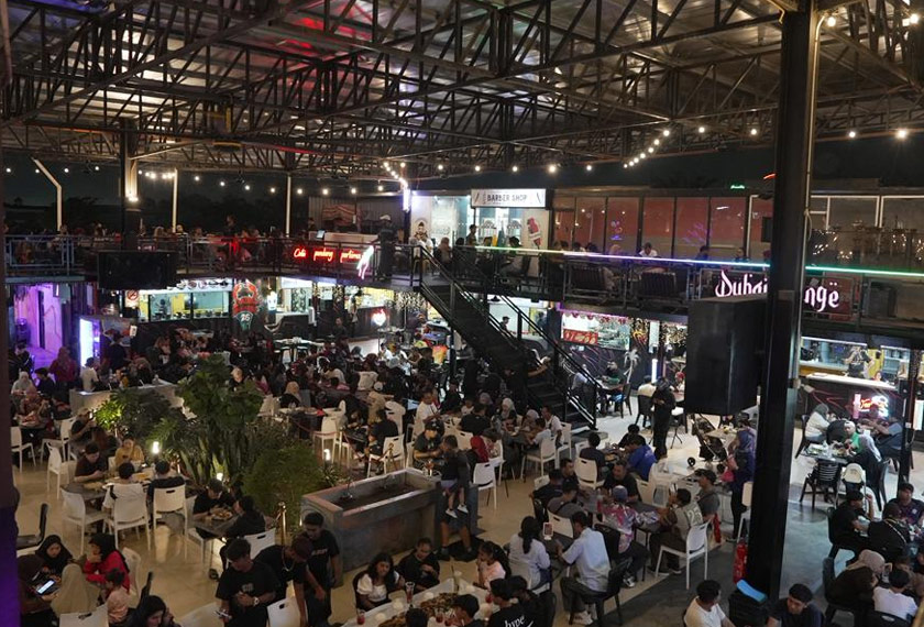 Suasana meriah di The J Seri Alam yang beroperasi dari 1 petang hingga 3 pagi sebagai one-stop centre untuk makanan, hiburan dan komuniti. - Foto Astro AWANI