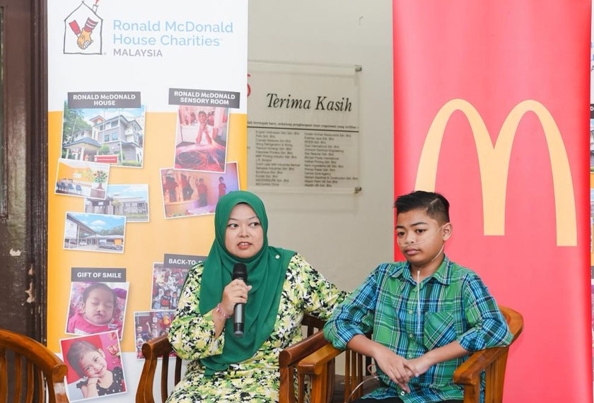 Penerima manfaat Rumah Ronald McDonald, Puan Nur Hazwani Binti Harun Bersama anaknya yang masih menjalani rawatan. – Gambar MCD