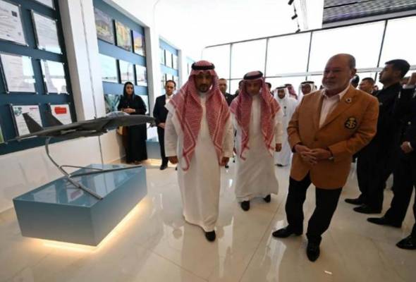 Sultan Ibrahim tinjau industri ketenteraan Arab Saudi
