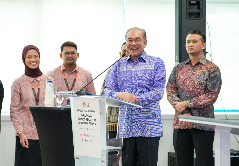 Anwar Ibrahim ketika memberi ucapan perasmian sempena pelancaran Malaysia Semiconductor IC Design Park 2 (IC Park 2) di CoPlace 9, Cyberjaya. - Foto Sidec