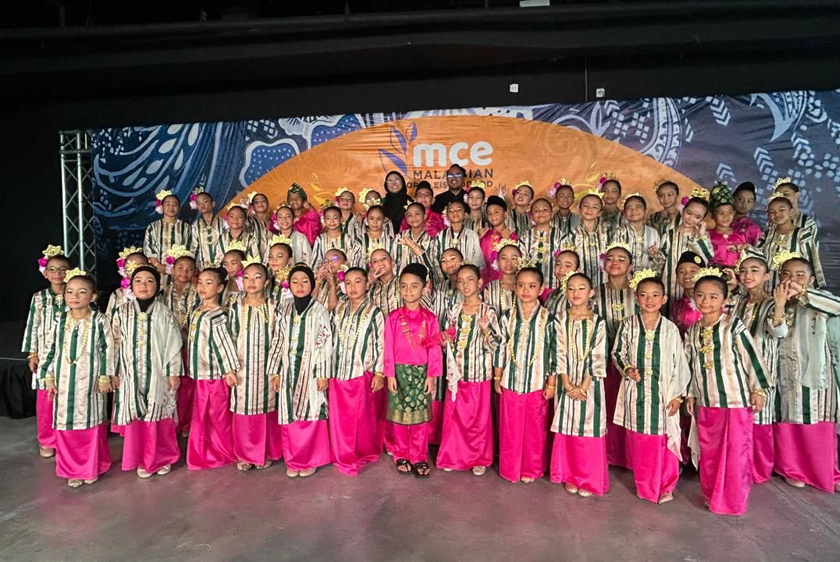 Les Chanteurs Junior yang memenangi perak turut menerima anugerah khas juri