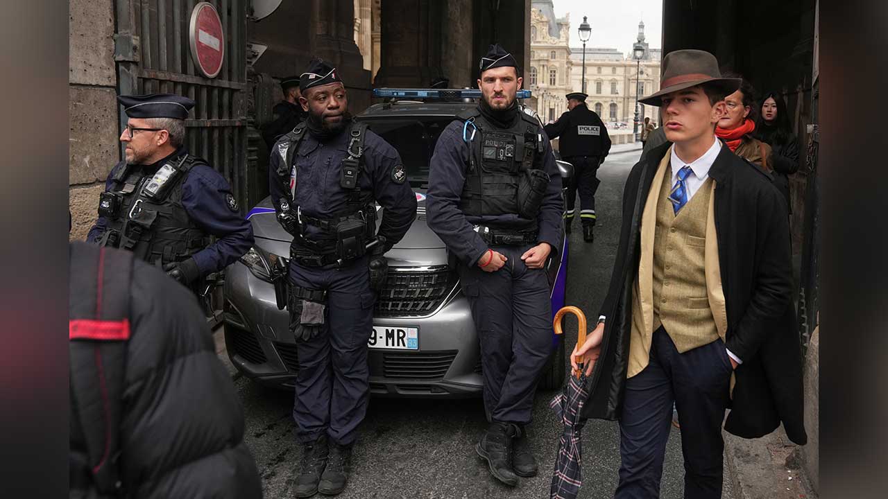 'Lelaki fedora' misteri di lokasi rompakan Louvre rupanya remaja peminat detektif